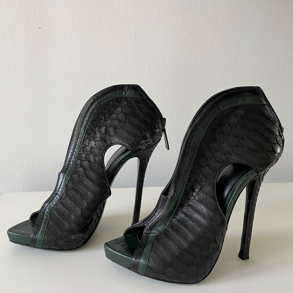 Alligator skin stiletto- like new